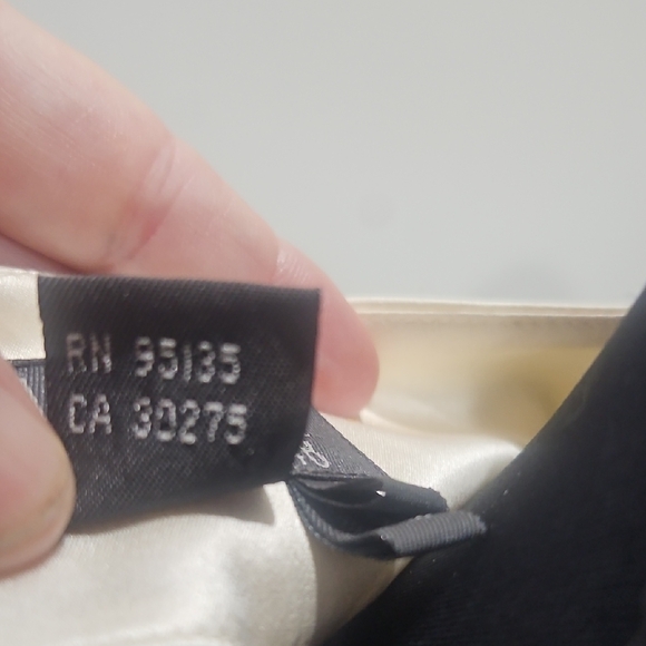 Lafayette 148 New York Cream 100% Silk V-neck Blouse - Picture 3 of 10